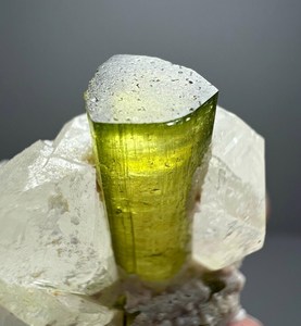 Cristal de Turmalina Natural sobre Cuarzo de Skardu, Pakistán, Espécimen Mineral Raro, Gema de Colección para Exhibición - Product Image 2