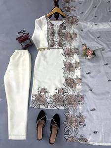 Ensemble haut et pantalon en soie JMC, style décontracté indien et pakistanais, avec dupatta en soie JMC et broderies complexes, orné de dentelle fantaisie. - Product Image 1