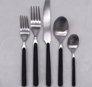 Ensemble de couverts en acier inoxydable avec manches en résine noire, design minimaliste, résistant à la rouille, pour usage en restauration - Product Image 1