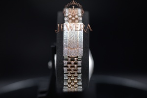 Montre en acier inoxydable de qualité supérieure avec diamants Moissanite, idéale pour les cadeaux d'entreprise et les événements formels, disponible à la vente - Product Image 3