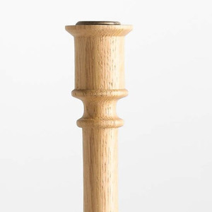 Candelabro de madera natural con diseño de columna torneada y base hexagonal para decoración rústica de mesa - Product Image 5