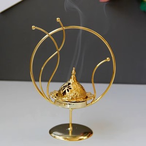 Brûleur d'encens en laiton doré avec couvercle en dôme orné, support décoratif d'aromathérapie, utilisation toute saison - Product Image 1