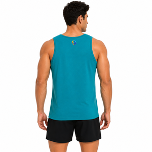El acabado impecable crea un look pulido con el camiseta sin mangas Man Tank Top, que ofrece soporte activo para entrenamientos en el gimnasio y viajes a la playa, ideal para el uso diario. - Product Image 3