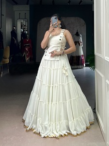 Robe indienne traditionnelle noire sans manches en soie, jupe plissée, détails cloutés, longueur standard, tenue de soirée pour femme, imprimé numérique - Product Image 3