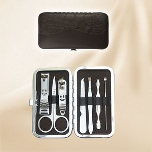 Ensemble de manucure et pédicure haut de gamme, de qualité supérieure, fabriqué sur mesure en acier inoxydable léger, avec emballage personnalisé - Product Image 1