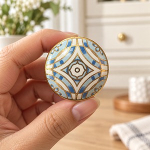 Poignée de tiroir décorative ronde en céramique bleue, blanche et dorée SHUBHAM, fabriquée à la main, pour meubles, armoires et commodes - Product Image 2