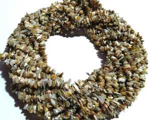 Perles en copeaux de nacre lisses et polies, forme libre, 4-5 mm, brin de 34 pouces - Product Image 2
