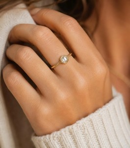 Anillo Solitario Minimalista de Oro Sólido 10K 14K 18K con Moissanita y Diamante Redondo Cultivado en Laboratorio con Certificación IGI, Venta al por Mayor - Product Image 6