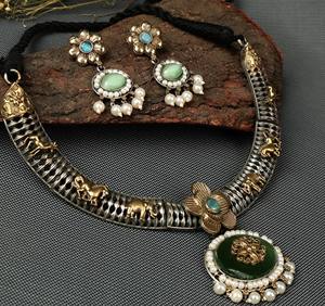 ชุดสร้อยคอทองเหลืองทำมือสองสีแบบออกซิไดซ์พร้อมต่างหูหยดน้ำมุกและออนิกซ์ - ของขวัญวันครบรอบแต่งงานสไตล์โบฮีเมียน - Product Image 4