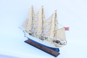 Modèle de voilier à trois mâts en bois fait main - Maquette de bateau à voile à l'échelle pour décoration de bureau, Christian Radich - Product Image 2