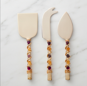 Juego de 3 cuchillos para queso con mango con cuentas de piedras preciosas, hoja de acero inoxidable envuelta en alambre dorado, herramientas para uso en la cocina. - Product Image 1