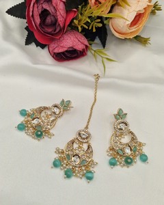 Ensemble de bijoux élégant en pierres précieuses Kundan, collier en pierres précieuses plaqué or avec des gouttes de perles, ensemble de collier avec boucles d'oreilles et mangtika pour mariage, pour femmes - Product Image 2