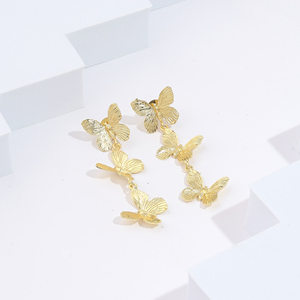 Boucles d'oreilles pendantes en laiton faites à la main, motif papillon chic pour femmes |   Bijoux légers et tendance pour les fêtes et les cadeaux - Product Image 3