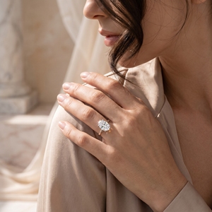 Anillo de compromiso de plata s925 con moissanita ovalada de 9.0x7.0mm, engaste de garra, estilo clásico para mujer - Product Image 3