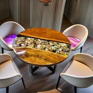 โต๊ะกาแฟทรงกลมขอบไม้ธรรมชาติเคลือบอีพ็อกซี่ลายแม่น้ำ โต๊ะเรซิ่นชายหาดประดับเปลือกหอยและหิน โต๊ะไม้ทำมือ ตกแต่งบ้าน - Product Image 1