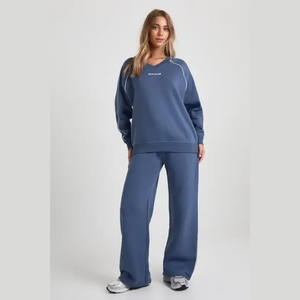 Ensemble survêtement streetwear personnalisé de haute qualité, 100 % coton, coupe oversize, avec pantalon de jogging et sweat à capuche unisexe, idéal pour la personnalisation. - Product Image 1