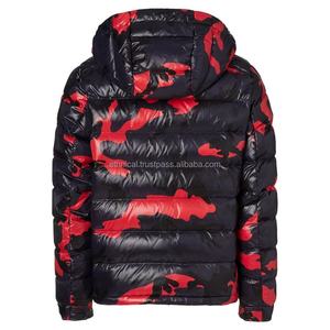 Veste matelassée pour femme à capuche, manches longues, imprimé camouflage rouge, en polyester, manteau d'hiver avec fermeture éclair - Product Image 2