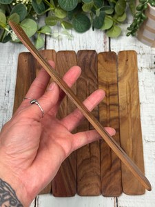 Quemador de Incienso Artesanal de Madera de Acacia Ecológico y Duradero para Todas las Estaciones, Porta Incienso Simple de 10 Pulgadas con Recolector de Cenizas - Product Image 4