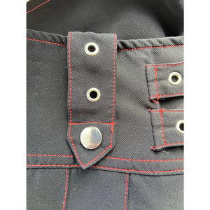 Minifalda gótica plisada con costuras en contraste rojas, falda skater de cintura alta estilo punk rock para mujer con hebillas metálicas - Product Image 4