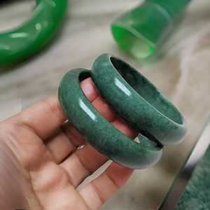 Grüne Jade-Figur in Sonderform Polierter Edelstein Feng Shui Schmuck Langlebiger Halbedelstein Handwerk Echte Haptik Maskottchen-Thema - Product Image 1