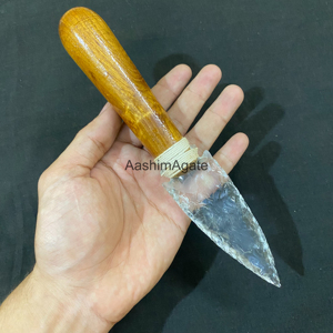 Dague décorative en verre transparent avec manche en bois naturel |   Collection de présentoirs en cristal faits à la main - Product Image 3