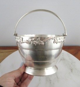 Cubo de Hielo Plateado Tradicional con Borde Floral Decorativo, Ideal para Bares Clásicos, Entretenimiento y Exhibición, Hecho en India - Product Image 3