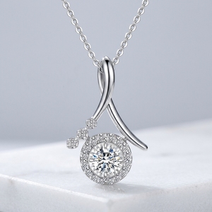 Collar con Colgante de Diamantes en Oro Blanco de 14K, Diseño de Cinta Cruzada con Halo Solitario, con Diamantes Redondos Cultivados en Laboratorio - Product Image 1