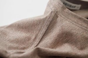 เสื้อยืดคอกลมพรีเมียมสำหรับผู้ชาย - โลโก้ด้านหน้า ผ้าฝ้าย 100% ระบายอากาศได้ดีและแห้งเร็ว - เสื้อยืดลำลองทรงปกติทันสมัย - Product Image 1
