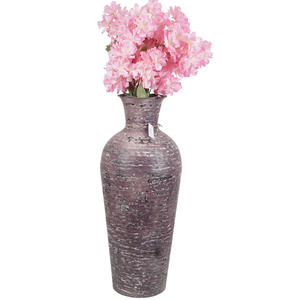 Très demandé Tendance chaude grand vase en métal décoratif en forme de poire avec des roses rouges artificielles et de la verdure - Product Image 3