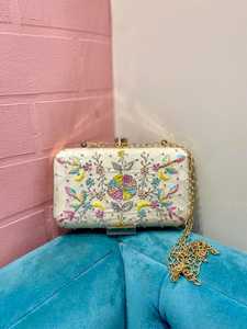 Elegante bolso de mano bordado con flores y cadena dorada para eventos nocturnos - Product Image 1