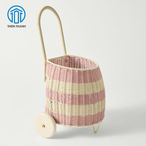 Poussette miniature en rotin faite à la main, panier décoratif pour chambre d'enfant, jouet d'imitation pour enfants, vente en gros - Product Image 1