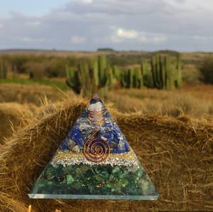 La mejor calidad grande 80mm Orgone verde Aventurina lapislázuli pirámide resina tallada a mano amor piedras preciosas naturales Chips Top Trending - Product Image 4