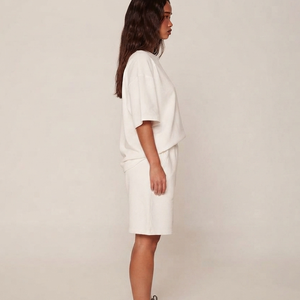 Conjunto de 2 piezas OEM para mujer: Camiseta oversize de hombros caídos y manga corta con pantalones cortos, personalizable con tu marca. - Product Image 3