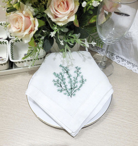 Serviettes de table en lin brodées personnalisées en gros, motif algues marines, carrées, avec ourlet festonné, durables pour la maison, les mariages et les événements - Product Image 1