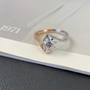Anillo de Compromiso de Oro Sólido de 14k con Banda Cruzada Única en Dos Tonos de Oro, 1.60ctw, Diamante Redondo Cultivado en Laboratorio, Color D-E-F con Claridad VVS-VS - Product Image 5