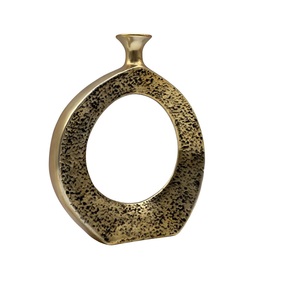 Jarrón de Aluminio Dorado Texturizado de Estilo Industrial, Florero Metálico Grande en Forma de Anillo para Decoración Minimalista de Escritorio - Product Image 1
