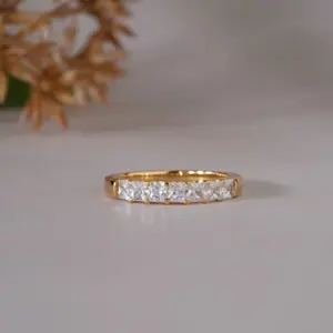 Bague en or avec diamant baguette pour femme, design élégant et moderne pour un usage quotidien, bijou raffiné et chic pour filles. - Product Image 1