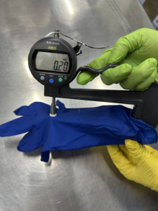 Gants en latex sans poudre pour examen à haut risque, 13 g, texturés, allongés 300 mm, couleur bleu foncé, matière épaisse - Product Image 4