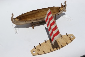Modèle de voilier en bois fait main VIKING, objet de collection, décoration artistique, sur pied, forme personnalisée, thème océan, présentoir de table - Product Image 4