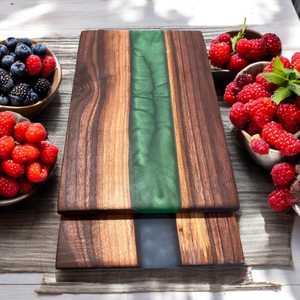 Planche à découper en bois artisanale avec rivière de résine verte, rectangulaire, antidérapante, lavable au lave-vaisselle, pièce unique - Product Image 3