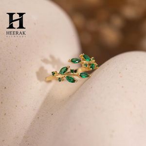 Anillo Ajustable de Oro de 18K con Hoja de Esmeralda y Circonita Verde Corte Marquesa, Diseño Floral de Rama Abierta para Mujer - Product Image 6