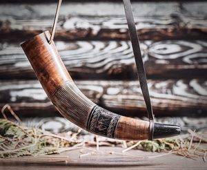 Corne de Viking authentique et écologique, gravée et fabriquée à la main à partir de corne 100% naturelle, couleur noire et marron - Product Image 1