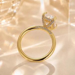 Anillo de Compromiso con Diamante Cultivado en Laboratorio, Corte Radiante, Halo Oculto, Diseño Elegante, en Plata 925 Chapada en Oro, Anillo de Promesa/Boda para Mujer - Product Image 2