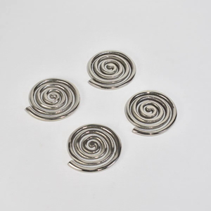 Sous-verres géométriques modernes en métal, parfaits pour les tables de café et une présentation esthétique des boissons dans les maisons urbaines - Product Image 1