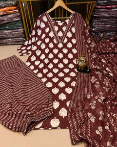 Ensemble 3 pièces pour femme : Kurti, pantalon et dupatta en coton biologique respirant, à imprimé floral en dentelle, longueur genou, pour usage quotidien décontracté |   Col en V | - Product Image 3