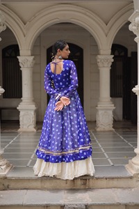 Lehenga Choli de diseño étnico tradicional indio, colección Navaratri, con estampado Bandhani y diseño Kutchi para mujeres, ropa elegante. - Product Image 4