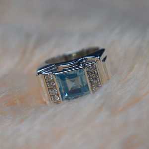 Anillo de barra con piedra de moissanita azul de corte esmeralda de 6 mm para unisex, plata de ley 925 original, elegante regalo de boda para amigos. - Product Image 4