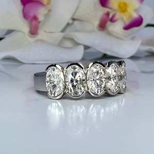 Bague de fiançailles tendance en argent sterling 925 avec cinq pierres, demi-alliance de mariage en moissanite VVS taille ovale 1,25 carats et alliance assortie - Product Image 3