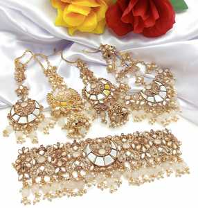 Ensemble de bijoux de mariée pakistanais faits à la main avec boucles d'oreilles, tikka et collier choker pour femmes - Product Image 1