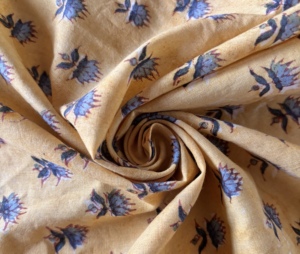 Tissu en coton imprimé à la main au bloc de teinture couleur moutarde avec motif de lotus bleu |   Textile artisanal indien - Product Image 1